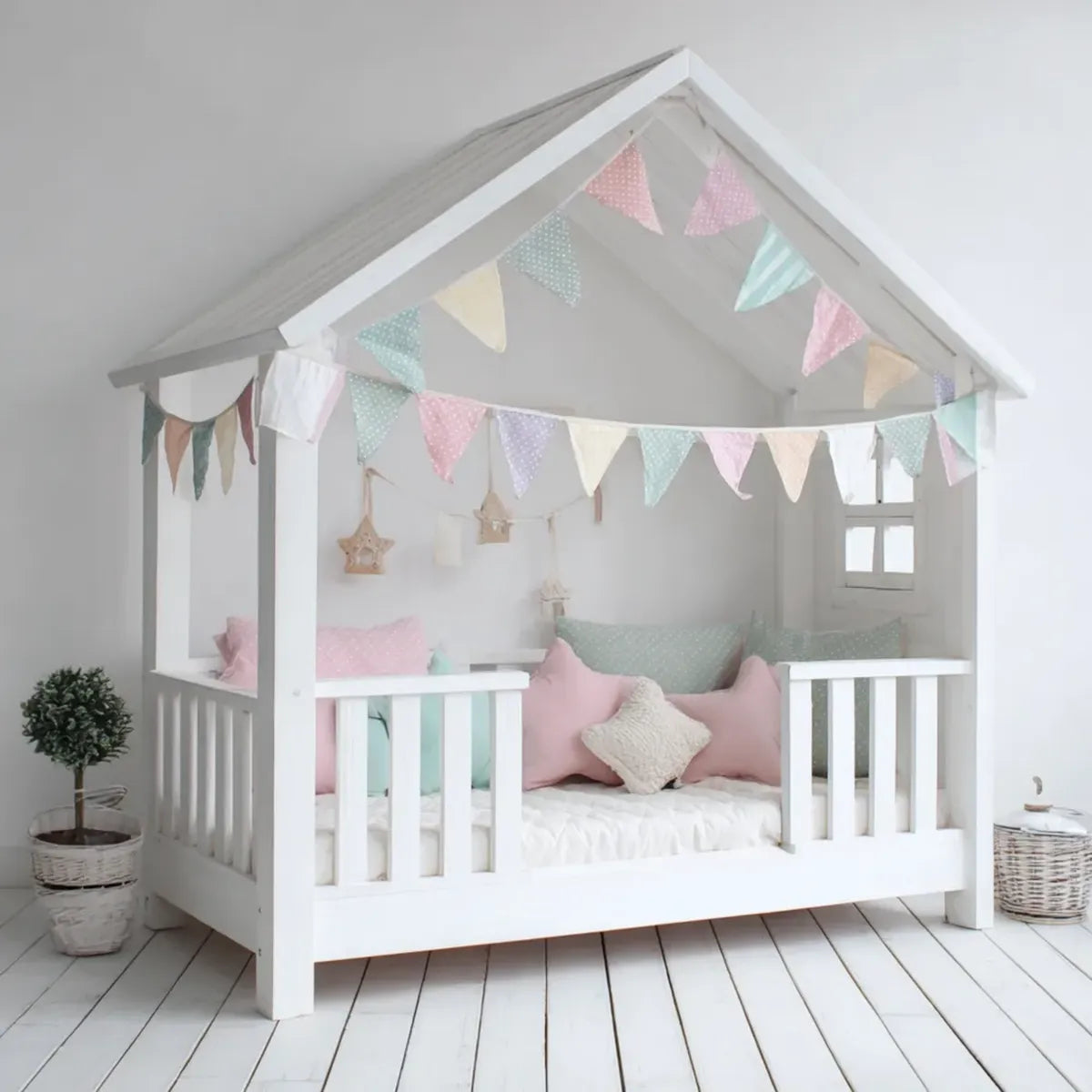 Lit cabane enfant blanc 90 x 190 cm en pin massif avec barrières latérales